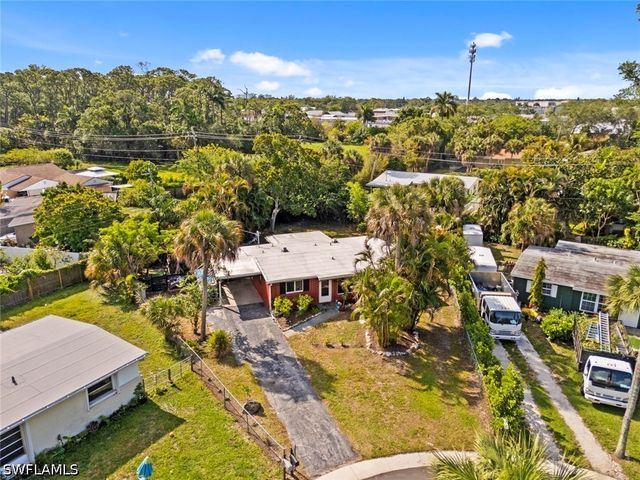 1363 Barbizon LN, Naples, FL 34104