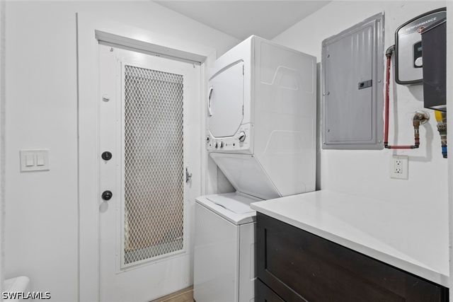 1363 Barbizon LN, Naples, FL 34104