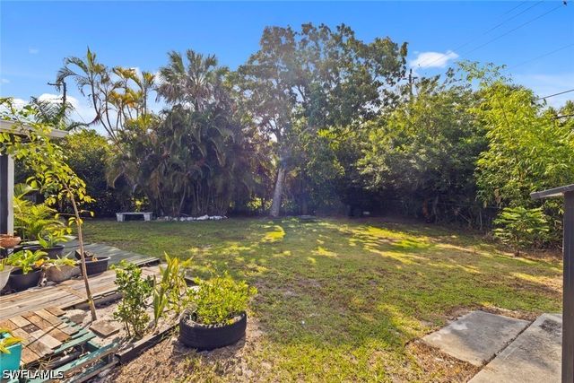 1363 Barbizon LN, Naples, FL 34104