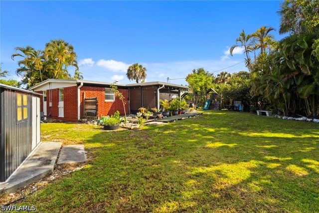 1363 Barbizon LN, Naples, FL 34104