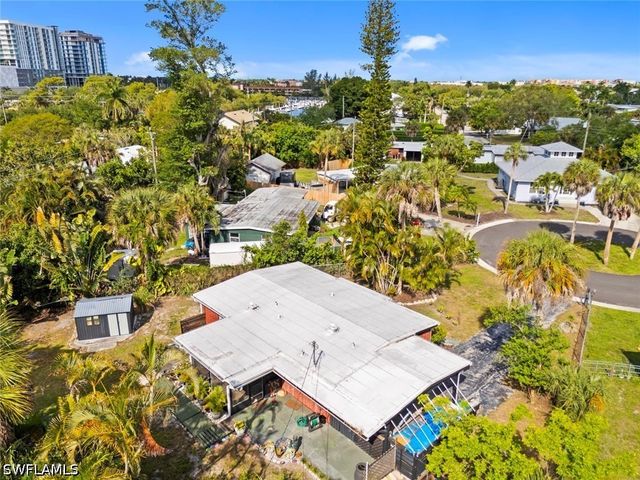 1363 Barbizon LN, Naples, FL 34104