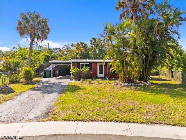 1363 Barbizon LN, Naples, FL 34104