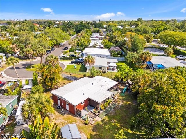 1363 Barbizon LN, Naples, FL 34104