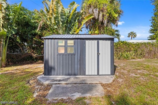 1363 Barbizon LN, Naples, FL 34104