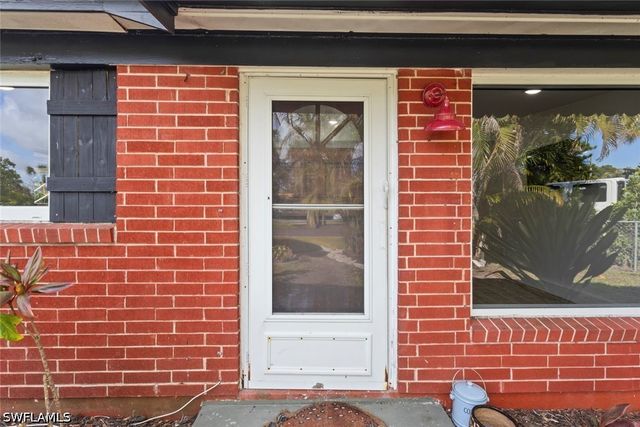 1363 Barbizon LN, Naples, FL 34104