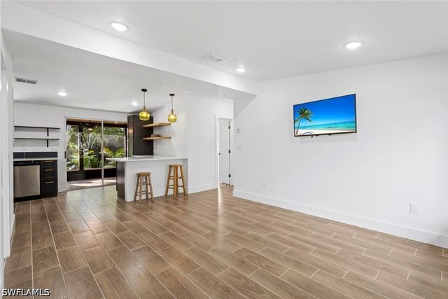 1363 Barbizon LN, Naples, FL 34104