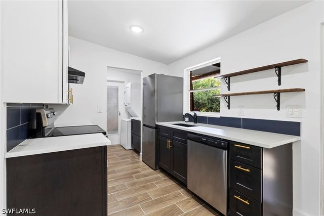 1363 Barbizon LN, Naples, FL 34104