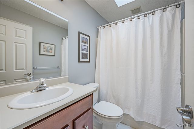 5426 Carleton Lake Drive, Lockport Town, NY 14094