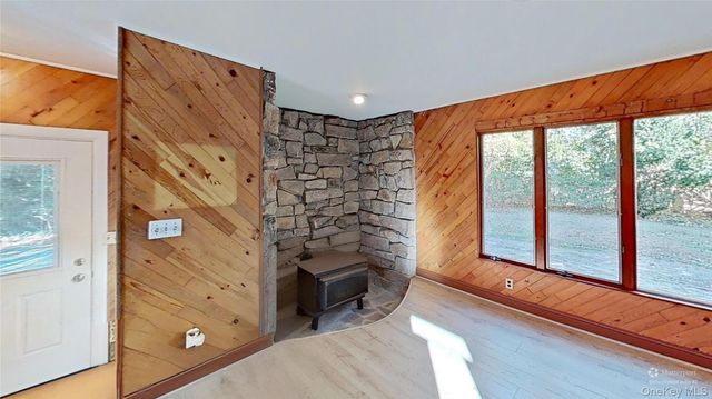 25 Hawthorne Street, Mount Sinai, NY 11766