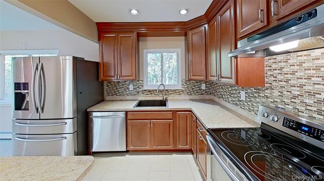 25 Hawthorne Street, Mount Sinai, NY 11766