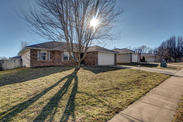 3864 W Overland Street, Springfield, MO 65807
