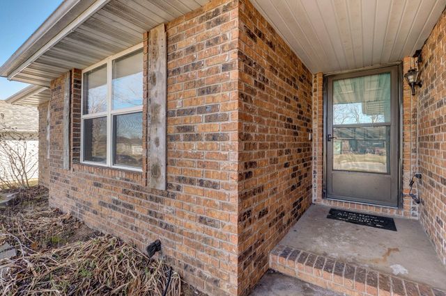 3864 W Overland Street, Springfield, MO 65807