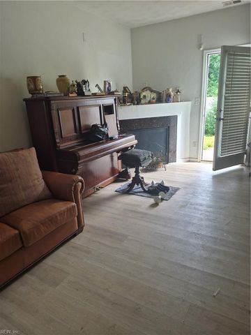 22 Frazier CT, Hampton, VA 23666