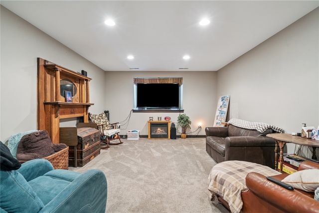 2237 Tranquil Ct NW, Cedar Rapids, IA 52405