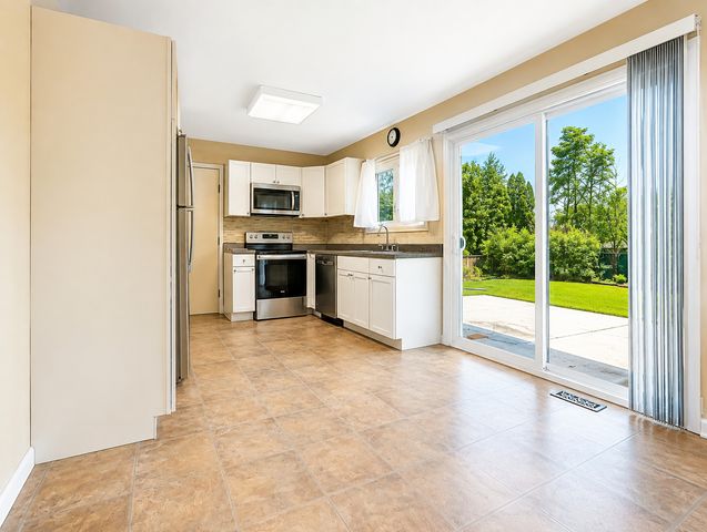 1329 Elm Drive, Schaumburg, IL 60194