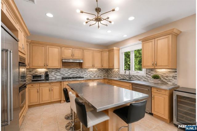 1152 Cumbermeade Road, Fort Lee, NJ 07024