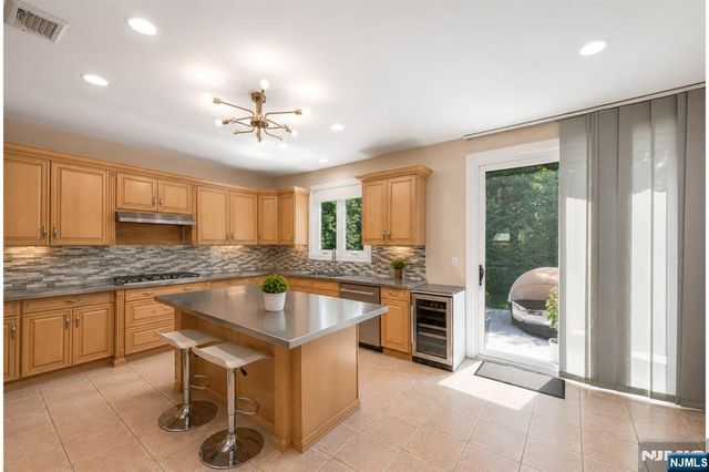 1152 Cumbermeade Road, Fort Lee, NJ 07024