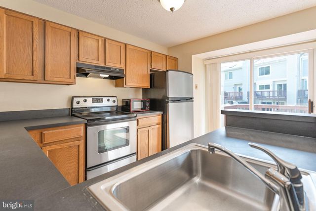 11557 HILL MEADE LN, Woodbridge, VA 22192