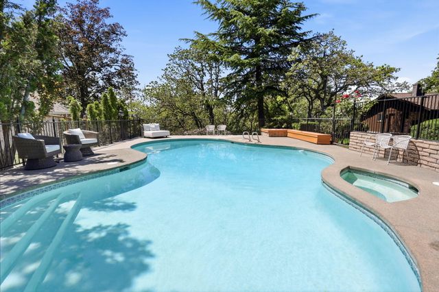 50 Mariposa Terrace, Medford, OR 97504