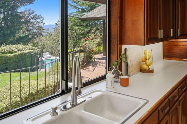 50 Mariposa Terrace, Medford, OR 97504