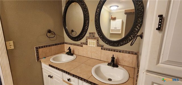 604 Davis Street, Edna, TX 77957