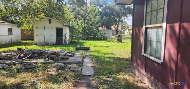604 Davis Street, Edna, TX 77957