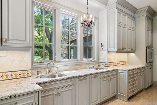 1011 Gateway Ln, Nashville, TN 37220