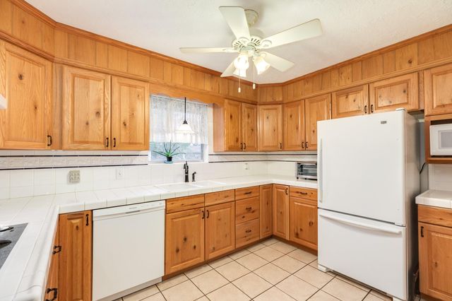 131 Singleton Street, Jones Creek, TX 77541