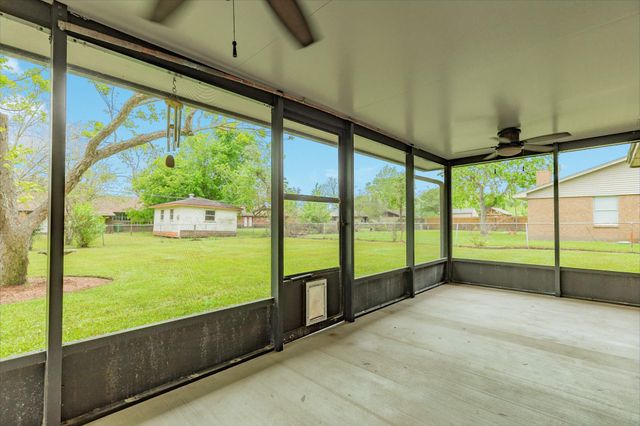 131 Singleton Street, Jones Creek, TX 77541