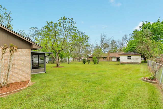 131 Singleton Street, Jones Creek, TX 77541