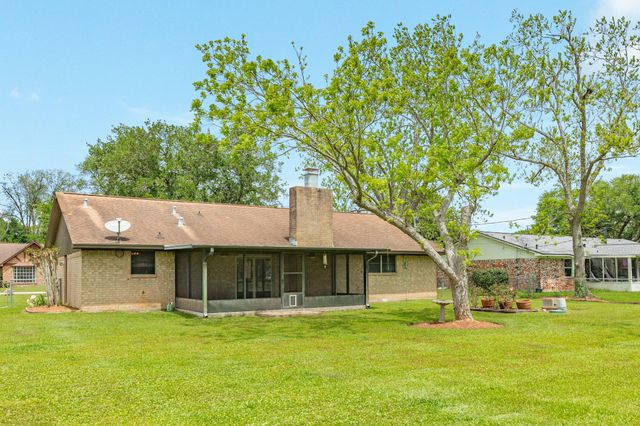 131 Singleton Street, Jones Creek, TX 77541