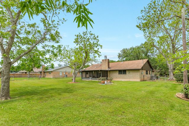 131 Singleton Street, Jones Creek, TX 77541