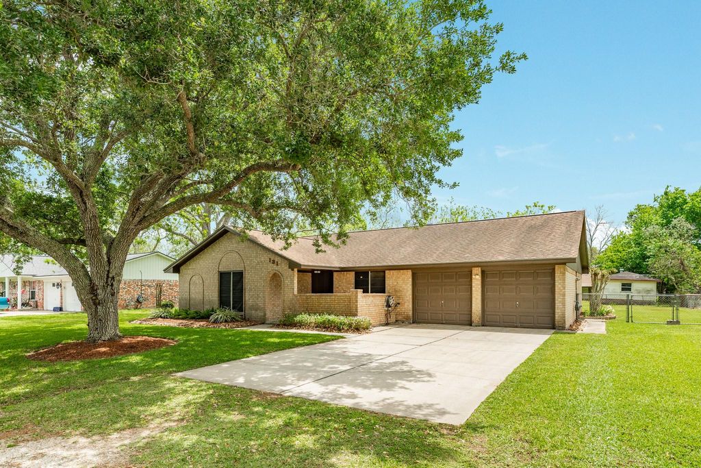 131 Singleton Street, Jones Creek, TX 77541