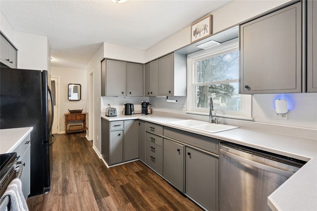 1828 Belmont Drive, Grinnell, IA 50112