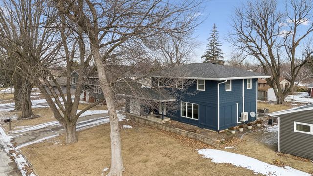 1828 Belmont Drive, Grinnell, IA 50112