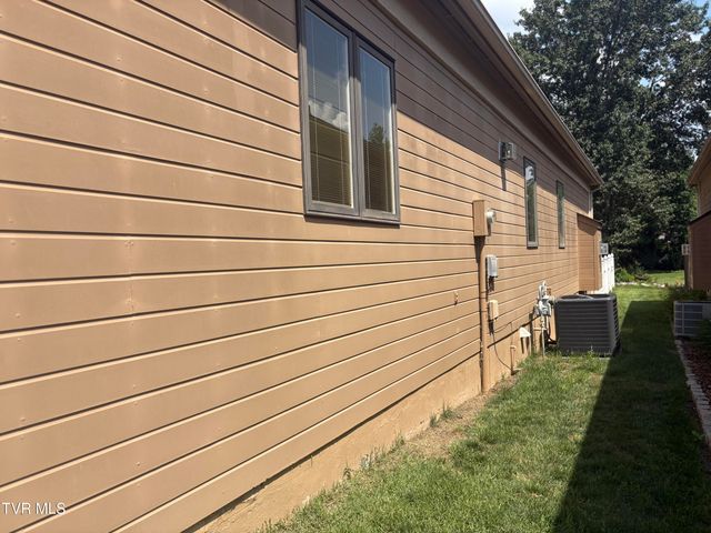 829 Xanadu Court, Johnson City, TN 37604