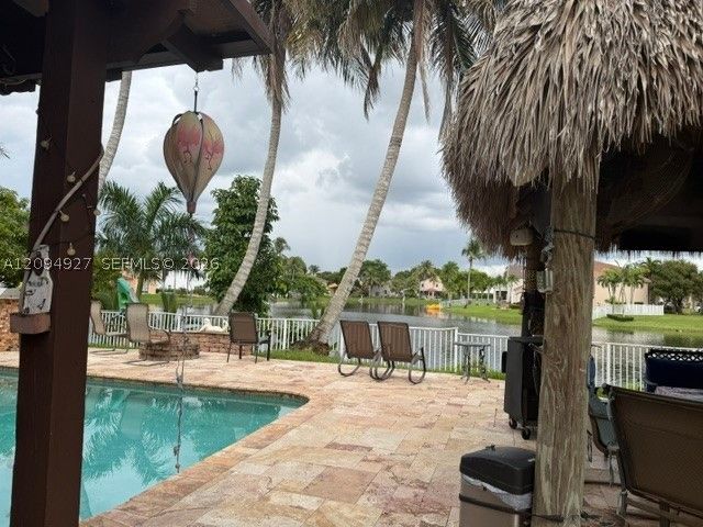 1021 NW 185th Ave, Pembroke Pines, FL 33029
