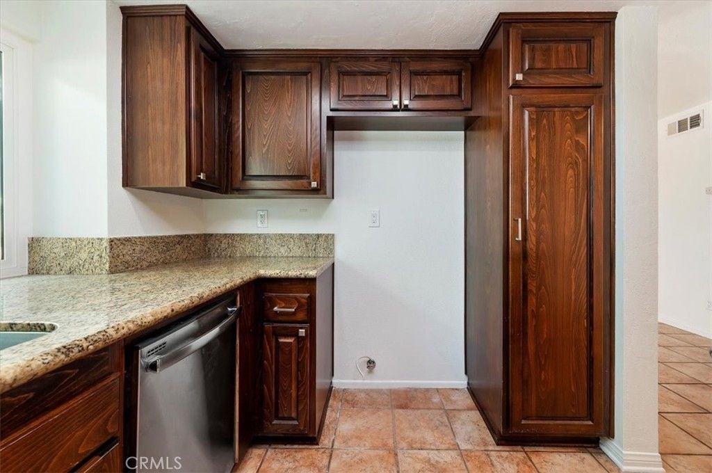 Image 18 of property listing at 941 Inn Keeper D, Corona, CA 92881