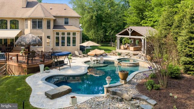 5 GLEN EAGLES DR, New Hope, PA 18938