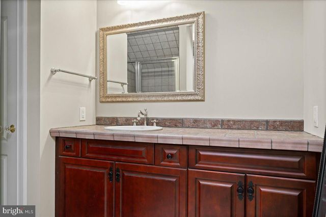 5 GLEN EAGLES DR, New Hope, PA 18938
