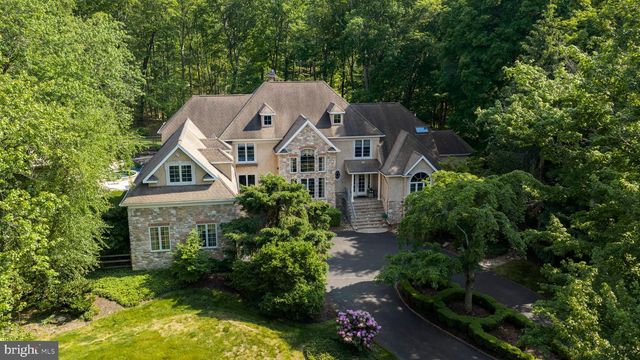 5 GLEN EAGLES DR, New Hope, PA 18938