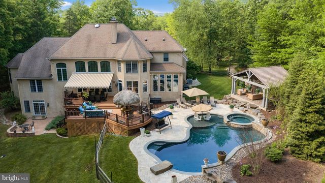 5 GLEN EAGLES DR, New Hope, PA 18938
