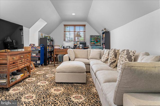 5 GLEN EAGLES DR, New Hope, PA 18938