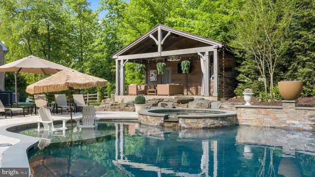 5 GLEN EAGLES DR, New Hope, PA 18938