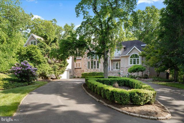 5 GLEN EAGLES DR, New Hope, PA 18938