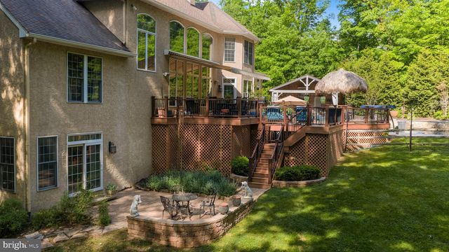 5 GLEN EAGLES DR, New Hope, PA 18938