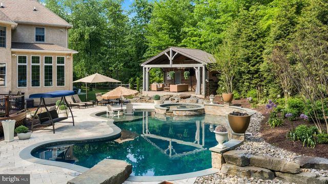 5 GLEN EAGLES DR, New Hope, PA 18938