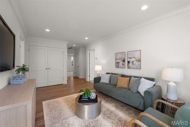 529 Long Acres Lane, Olivette, MO 63132