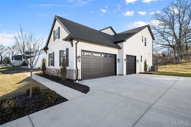 529 Long Acres Lane, Olivette, MO 63132