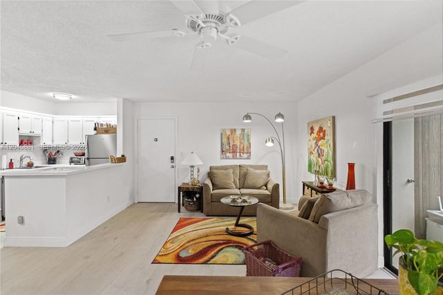 9930 S Belfort Cir 105, Tamarac, FL 33321